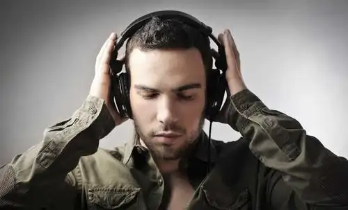 微笑喝咖啡的年轻男人