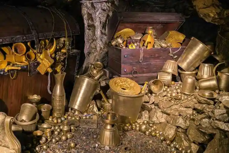 敞开的珠宝宝箱宝藏