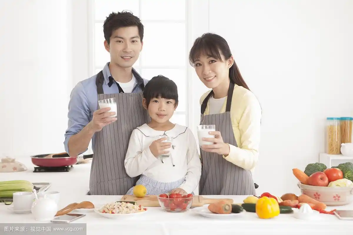 小家庭在厨房喝牛奶