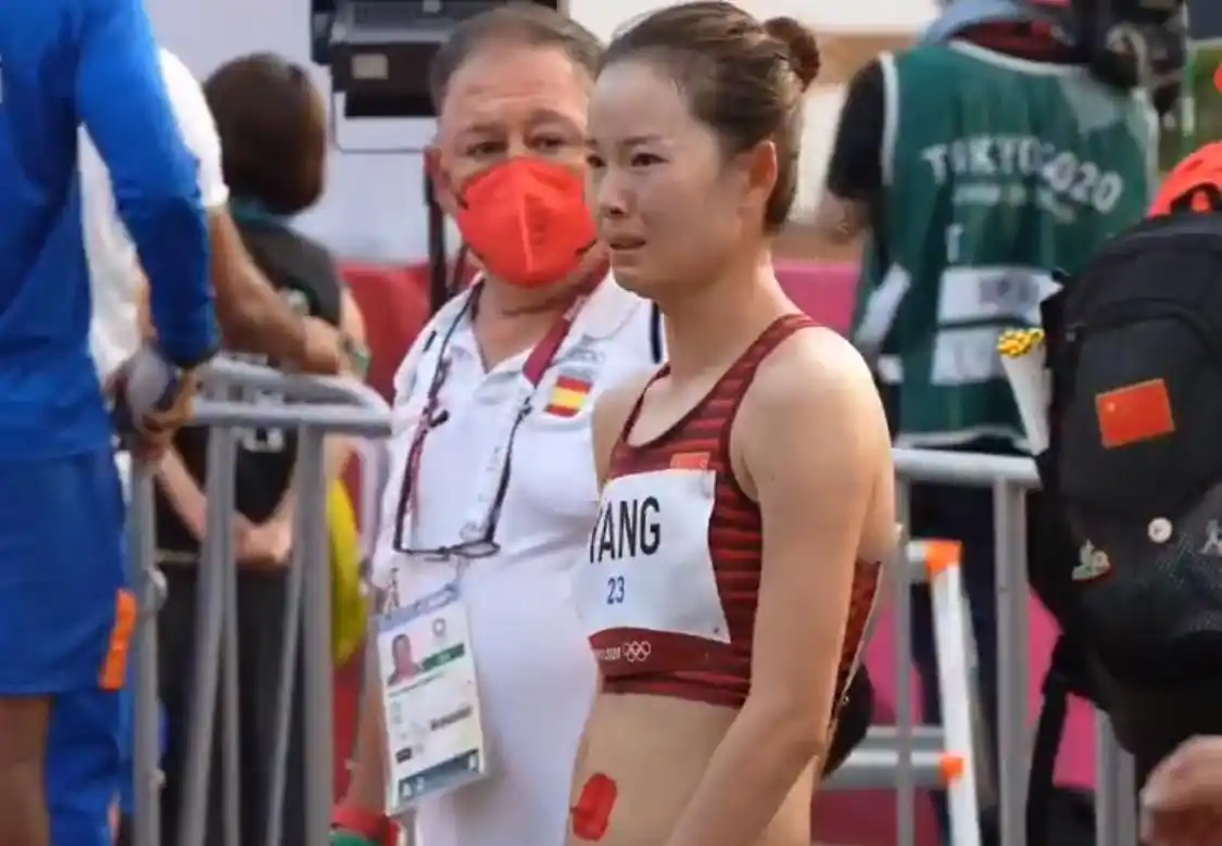 太心疼25岁杨家玉哭得好伤心不停抽泣教练安慰输赢正常