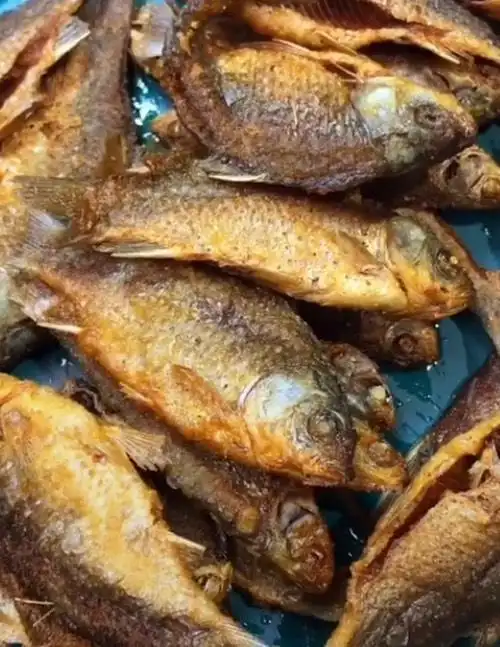 在家做又酥又脆的,油炸小鲫鱼,营养又美味
