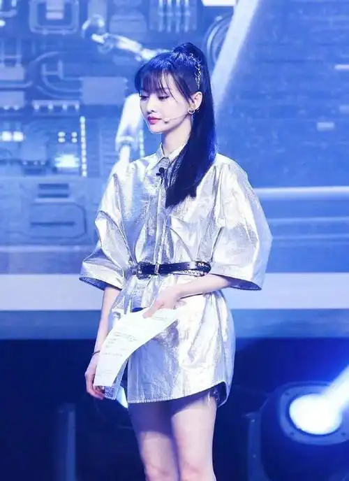 郑爽终于不装了掀起刘海之后显出八字纹确实快30岁了