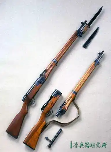 二式伞兵步枪与短刺刀