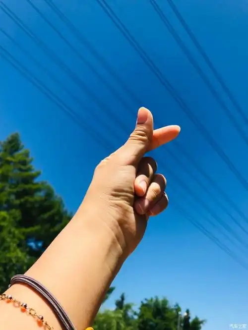 对天空比心