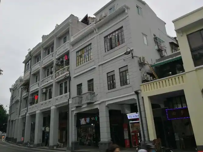 告别永庆坊走进恩宁路这里又是一片骑楼群仔细看会有新的收获