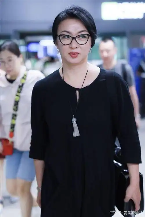 金星这状态太真实了,不化妆素颜有点没气色,看着都不像明星了