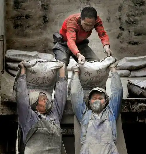 致辛苦的农民工朋友们! 城市建设中最脏最累的地方,都有你们的身影!
