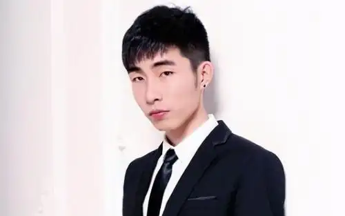 介猴不卖拍照五块非典型游戏主播寅子