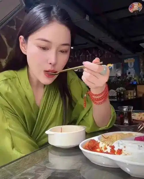 张馨予难得秀恩爱脸胖一圈又大又圆本人罕见回应太可爱