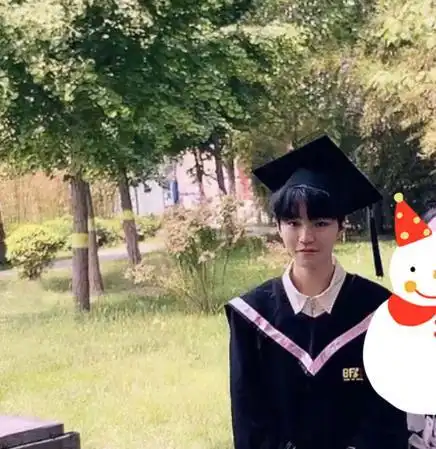 王俊凯晒毕业照拍照姿势致敬奥特曼堪称北电史上最惊艳同学照