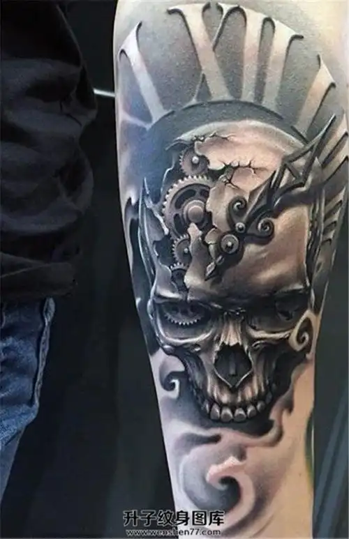 立体感超强的男性小臂骷髅钟表纹身