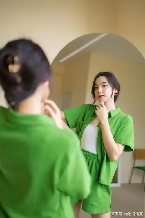 穿绿色套装的小姐姐,绝美的颜值,青春的气息,清新靓丽又养眼