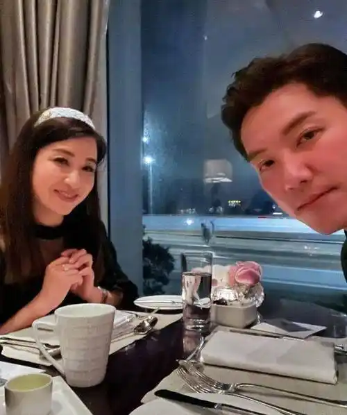 张颖康携妻撇下子女吃饭庆祝结婚10周年逛街吃饭玩游戏享受浪漫_太太