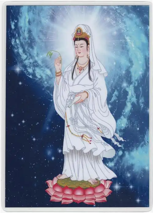 将观音菩萨像画在洁净的细白布上,画中坐在莲座上的观音菩萨身着白衣