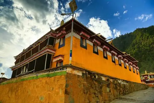 从光盖山顶往下走路过一个寺庙叫贡巴寺,贡巴寺通往外界的路及其难走