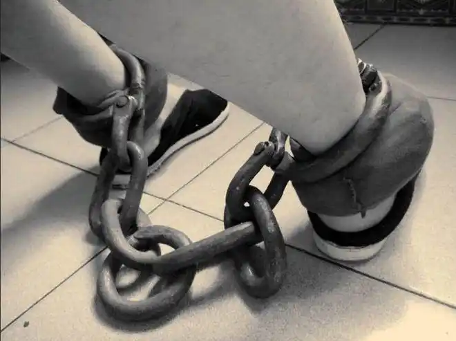 为什么死刑犯会一直戴着手铐脚镣脚镣一般多重