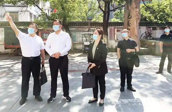 沅陵县委书记刘向阳(左二)在沅陵镇督导房屋建筑安全隐患大排查大整治