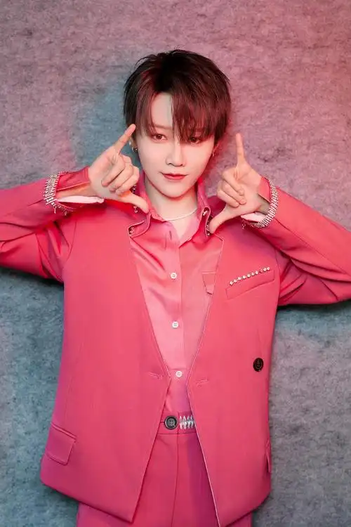 刘雨昕工作室营业央视春晚造型