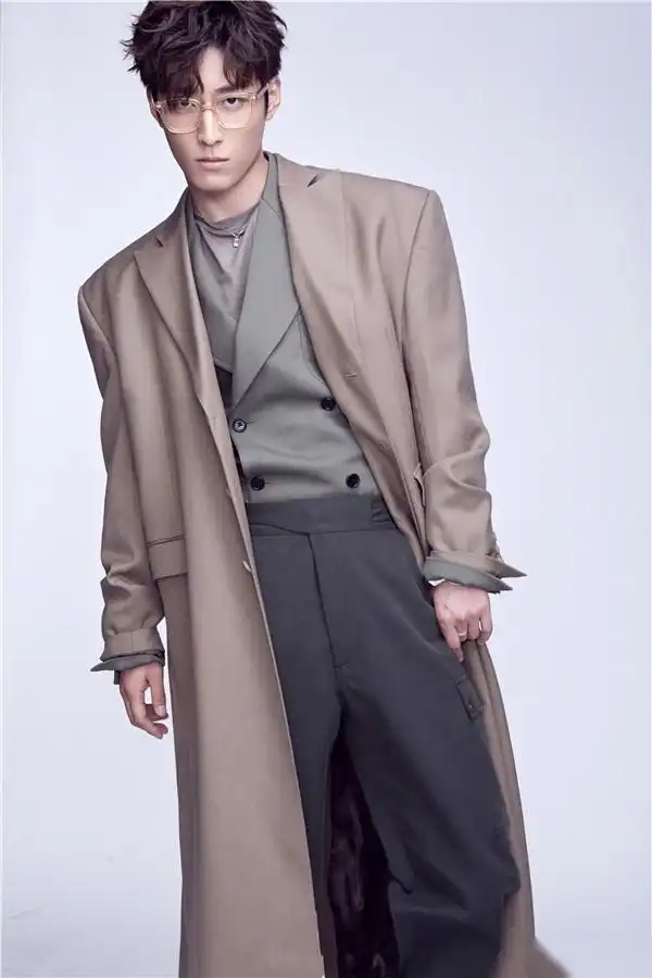 近日,窦骁曝光了一组秋日时尚大片,镜头下的他面容清冷,神情专注,澄澈