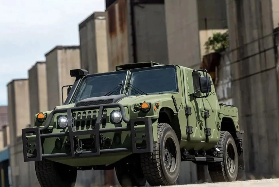 悍马军车继承者7吨防弹越野皮卡亮相显示屏当窗户