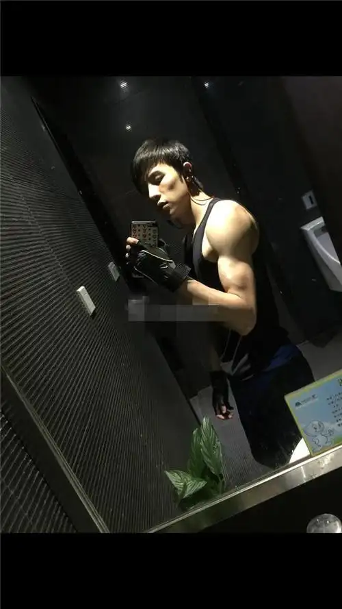 他就是叫陈俊宇,他曾经是深圳大学公认的校草,长得和韩国的明星差不多