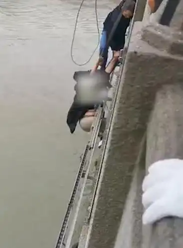 突发!四川一女子跳桥自杀,遗体已被打捞上岸,警方回应了