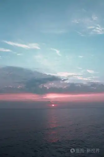 海面上地平线上美丽的日出.多云的天空和平静的大海.惊人的自然照片