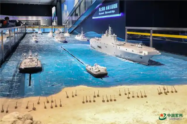 该沙盘展示了在登陆战中,不同种类的舰艇各司其职,组成编队作战的场景