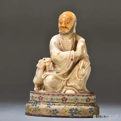 晚清 寿山石雕降龙罗汉摆件 规格:高9.2cm长6.4cm重232g