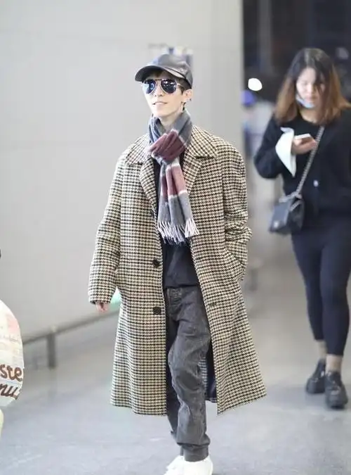 穿格子风衣走机场,气场强大显高级感|郭敬明|大衣|身材_新浪新闻