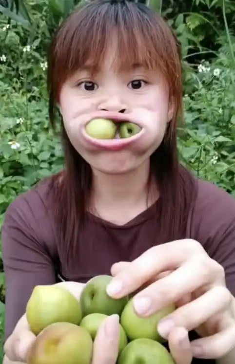 抖音女子因吃相太丑走红被嘲讽像是人类最初模样丑的想笑