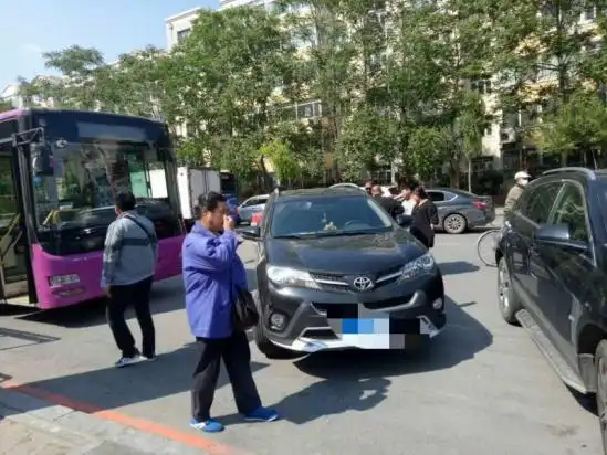 私家车因刮碰狂追公交2公里将其别停 双方各执一词