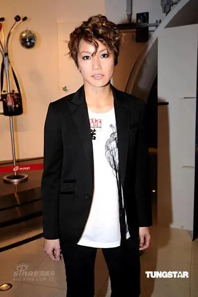 图文三地艺人联合义演何韵诗为爱献唱