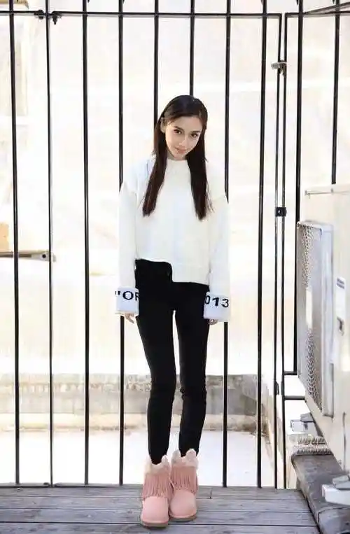 angelababy杨颖美炸了穿镂空连衣裙亮相身材不算丰满但很纤细