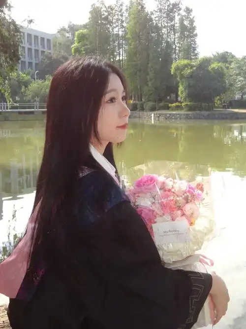 青春是无解的命题#学生时代 #毕业季 #女大学生 #学士服 - 抖音