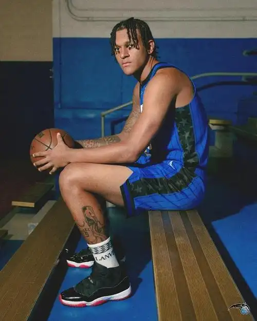 魔术公布新赛季主题版球衣 班凯罗上身展示