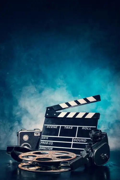 蓝黑色背景下复古电影生产配件静物