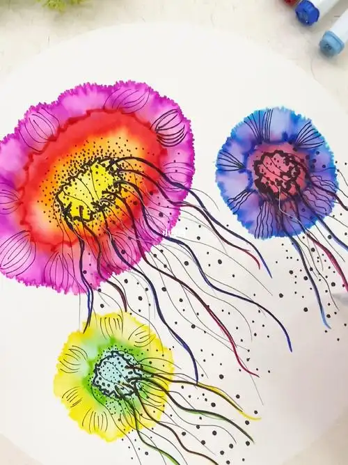 水彩笔晕染画发光的水母