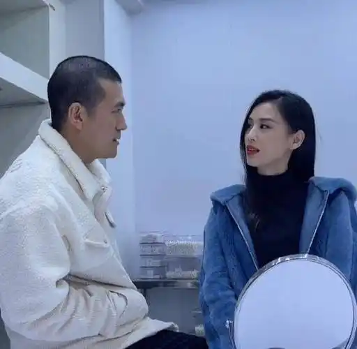 原创黄圣依婆婆坐豪车回乡下后辈对她的称呼亮了这都啥年代了