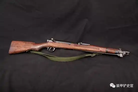 在卡宾型38式步枪的基础上,日军在1911年又开发出了44式骑枪.