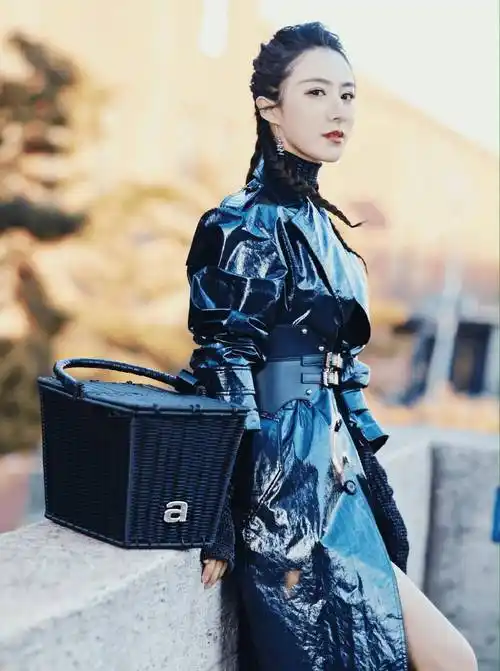 原创薇娅不愧是带货女王简单搭配就气质高贵又大气不当明星可惜了