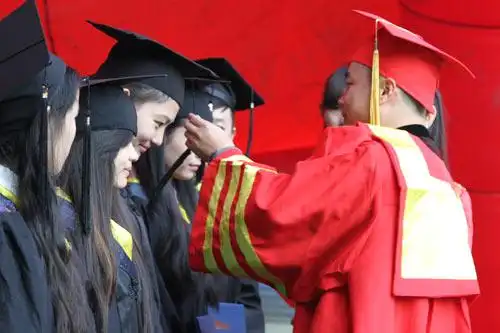 意味着独立,就像田间的麦穗完成由青涩到饱满的转变,学士服,学士帽