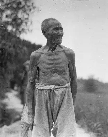 骨瘦如柴的瘦老头简笔画