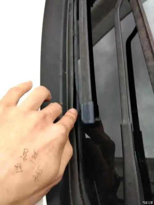 【图】前挡玻璃开胶了_c4世嘉论坛_汽车之家论坛