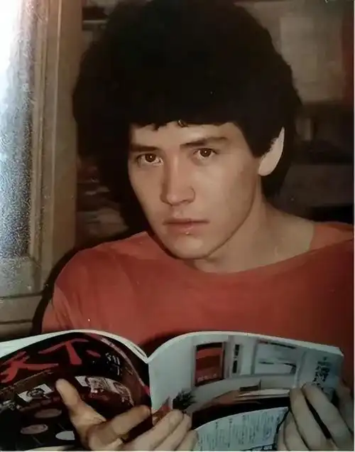 费翔年轻的时候,他经历了充实的大学生活,在斯坦福戏剧系的教室里