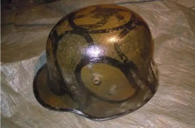 清洗后的m1916/1917钢盔.表面的迷彩涂层竟然还在.