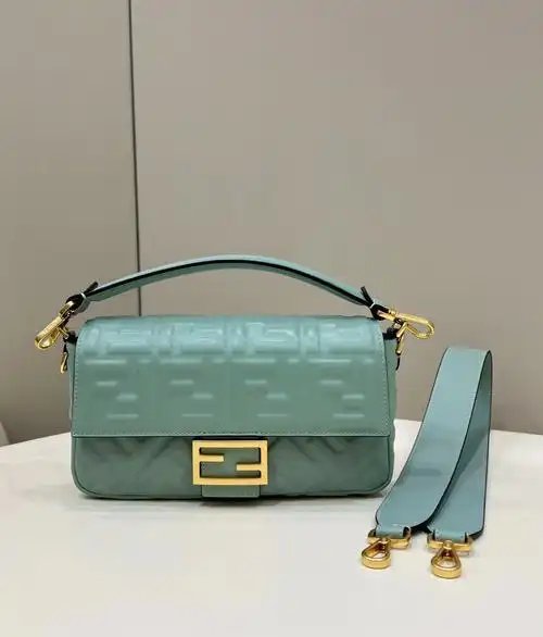 抓人眼球芬迪新色包包气质无敌