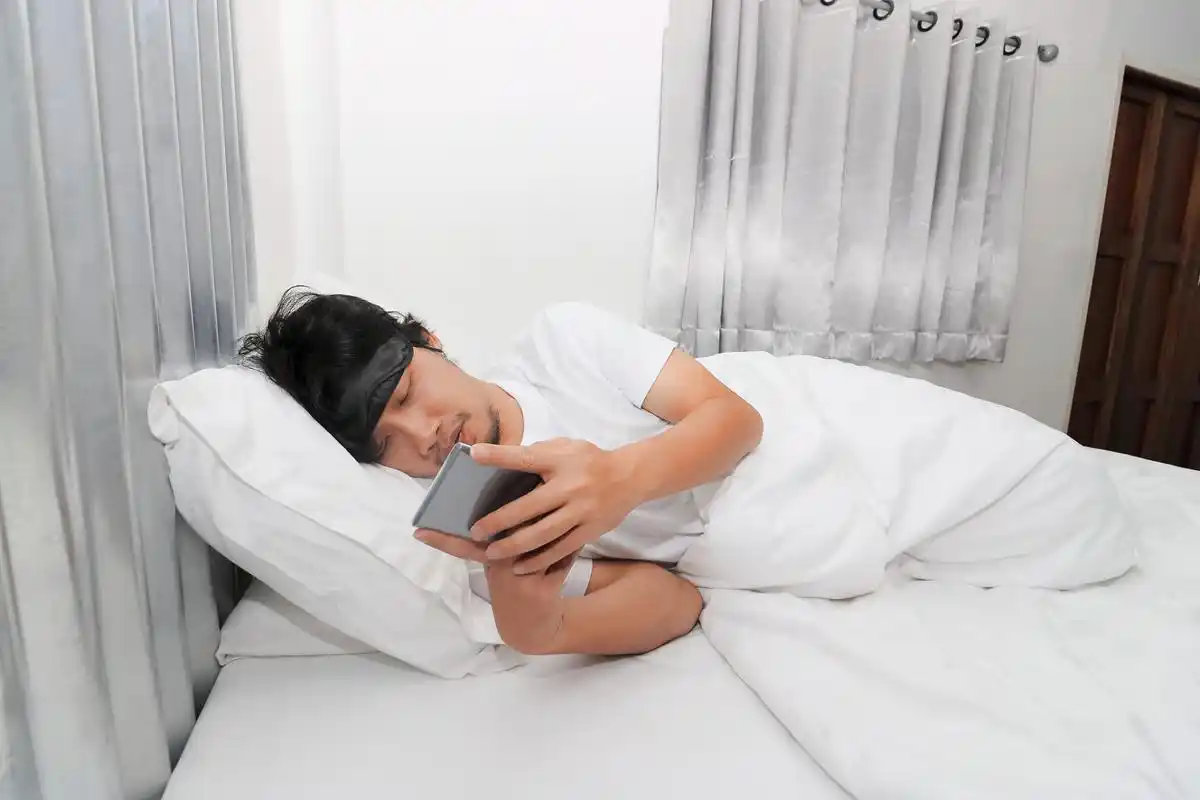 乐享周末分享吧# 你是否想过,长时间侧躺玩手机竟然会导致眼睛短暂