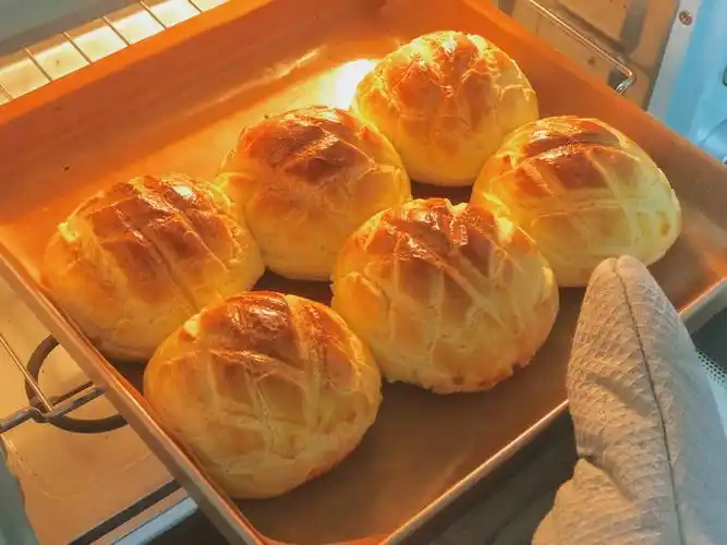 下午茶之一00顶部的酥皮酥到掉渣,内部夹馅的椰蓉和菠萝包简直绝配