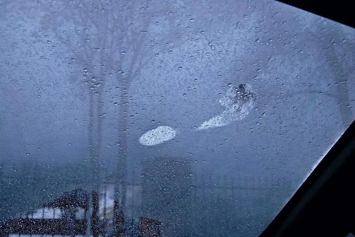 车内外温差太大,车窗起雾难以忍受?这几招不要忘!
